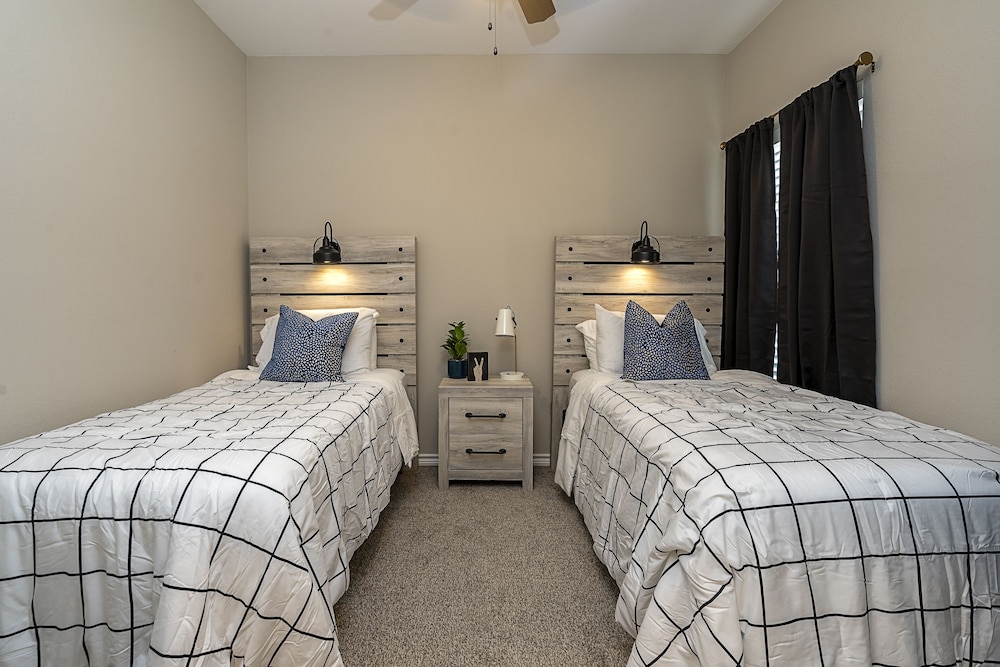 4 Bedroom 2 Bath Sleeps 8 - Longview, TX