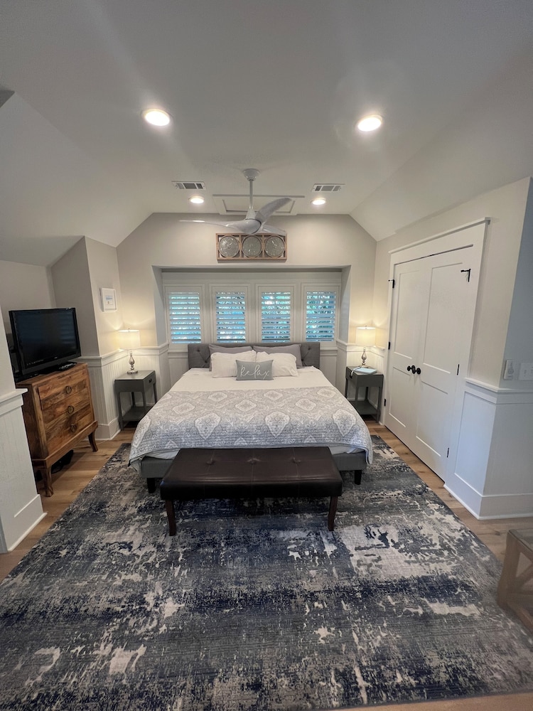 Clean & Newly Renovated Carriage House. 1 Blk To Camp Watercolor. Perfect For 2! - Santa Rosa Beach, FL