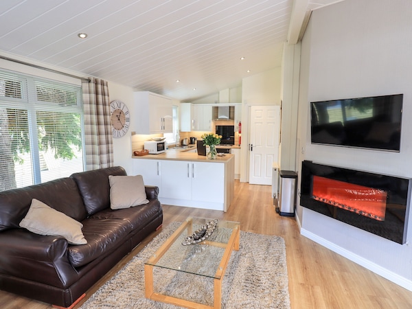 Black Dog Lodge, Pet Friendly, With Hot Tub In Windermere - Coniston