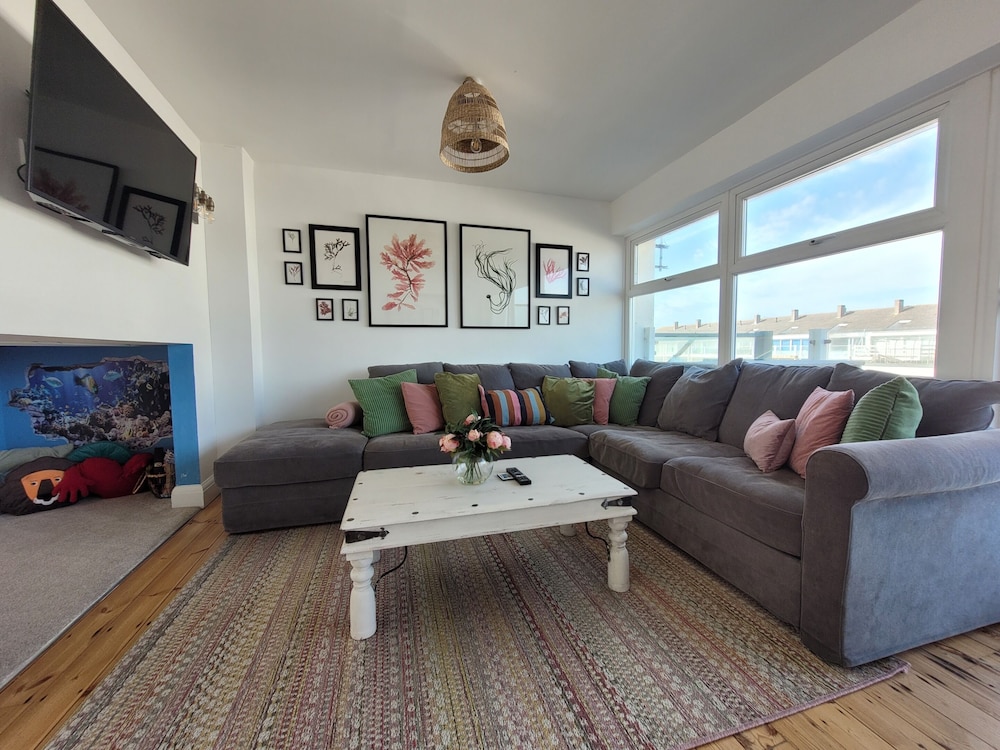 No. 28 Contemporary Beach Side Property With Sea Views - East Wittering
