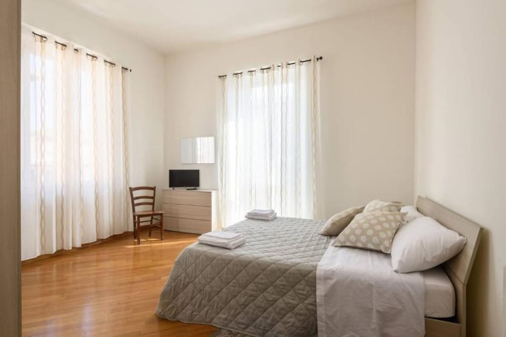 Beautiful Room With 4 Beds Featuring A Common Room And A Garden In Chiusi. Shuttle Service, Room Ser - Chiusi