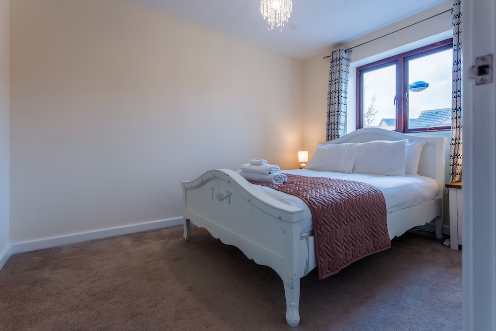 Lux 5 Bedroom Ulverston House With Free Parking - Buckinghamshire