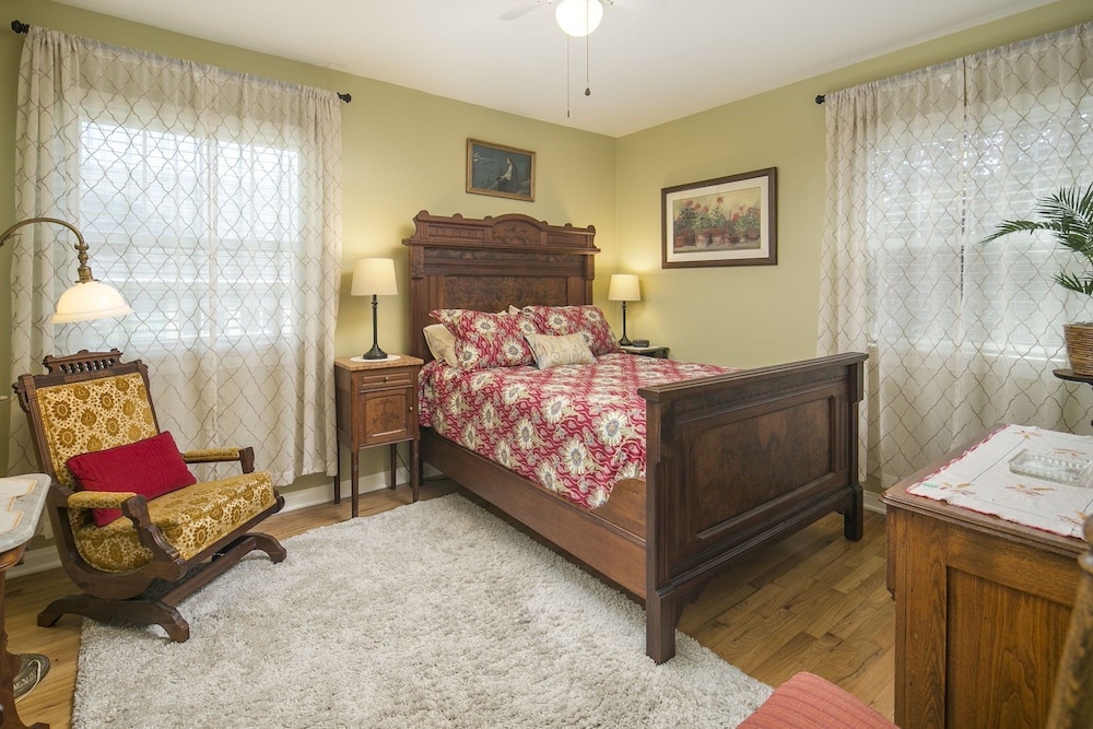 Antique-filled Charming 1940s House On Quiet Downtown Loveland Street. 3 Br 2 Ba - Fort Collins, CO