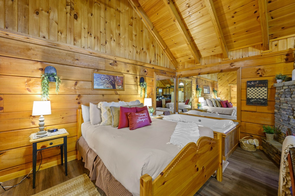 Amazing Location! Cute, Private Studio Log Cabin With Hot Tub And Fireplace - Gatlinburg, TN