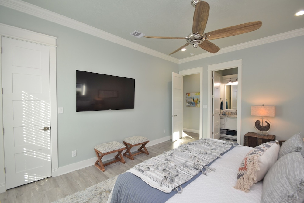 Sea Dreams~ New Beachfront~ 5 Bedroom/5 Bathroom~ Pool & Spa - Crystal Beach, TX