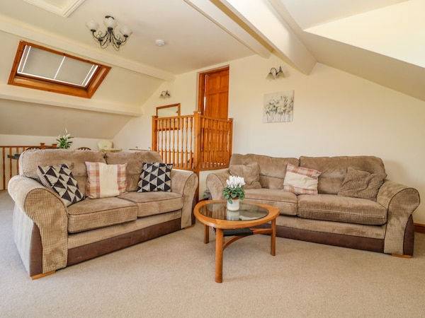East Cottage, Pet Friendly, With Pool In Rillington - Yorkshire