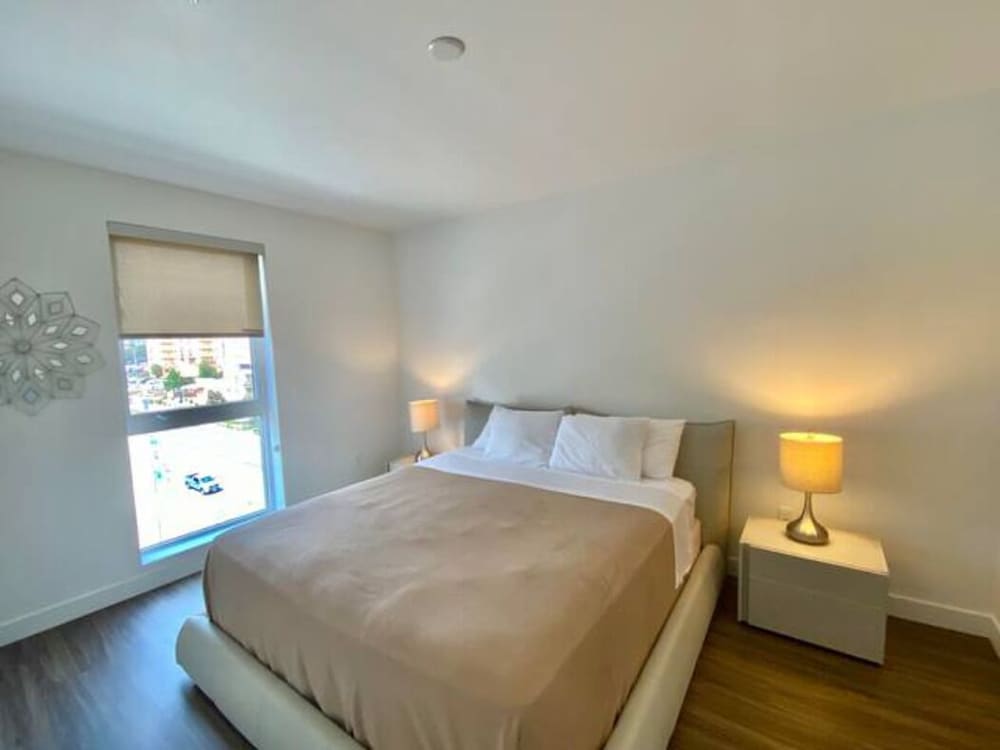Spacious Suite In Dtla With 2br, Pool & Gym!!! - Vermont Square - Los Angeles