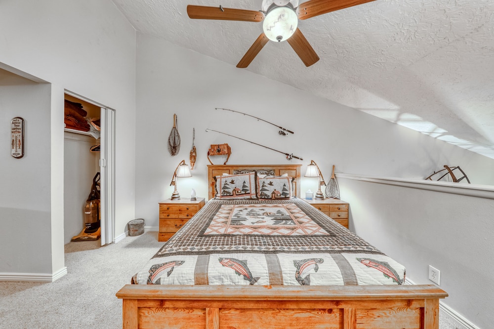 Newly-renovated, Dog-friendly Condo With A Wood Fireplace Plus Resort Amenities - Utah