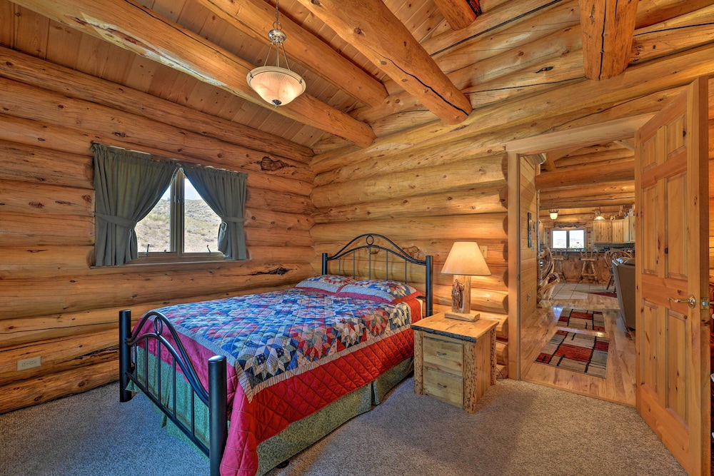 Exquisite Log Home With Lander Valley Views! - Lander, WY