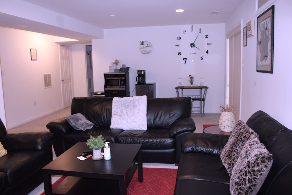Spacious Private 2br & Living Area W/ Patio For 6 - Fairfax
