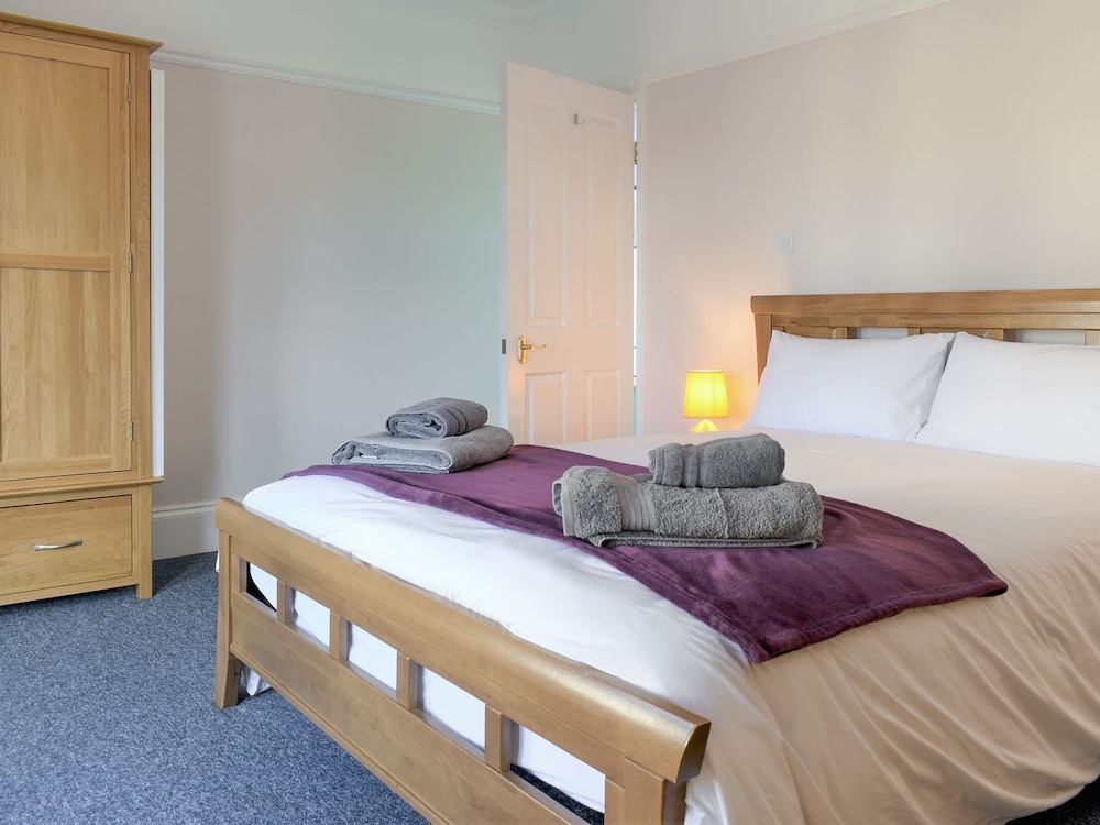 2 Bedroom Accommodation In Oreston - Noss Mayo