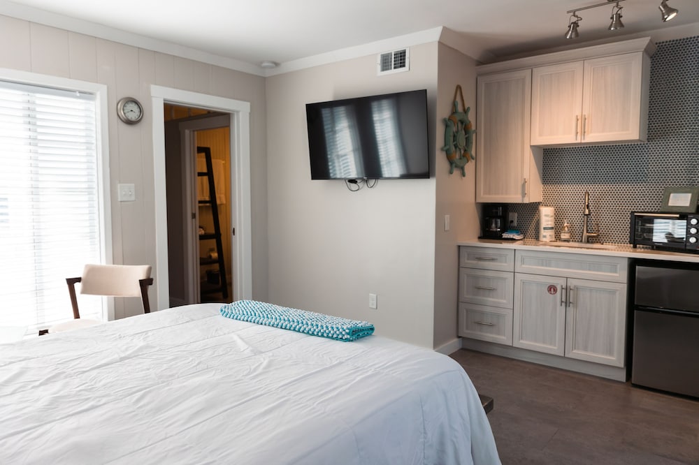 2 Bedroom 2 Bath "Honeymoon" Suite With Chefs Miele Kitchen - Cocoa Beach, FL