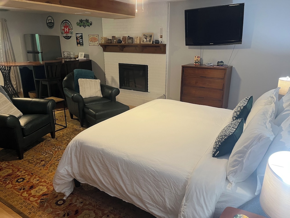 King Sized Guest Suite With Private Hot Tub, In Town Location. - Black Mountain, NC