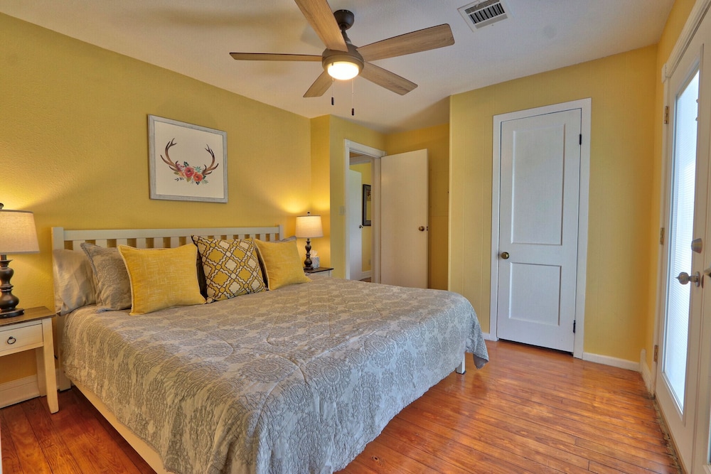 Sunflower Ridge Cottage - 2 Bedroom Sunny Retreat - Canyon Lake, TX