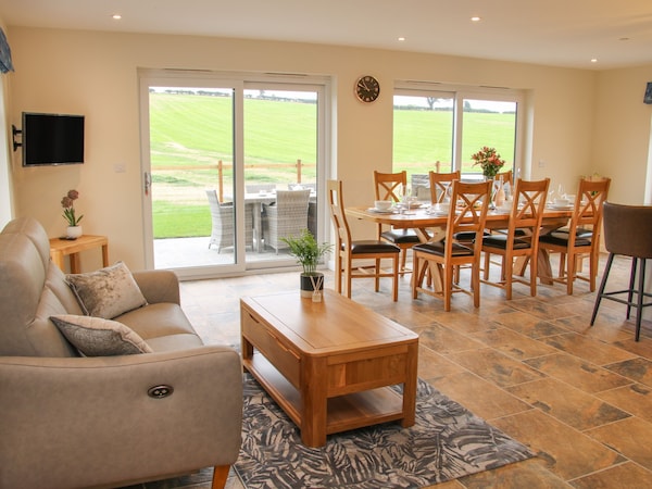 Holly Lodge, Pet Friendly, Luxury Holiday Cottage In Montgomery - North Wales