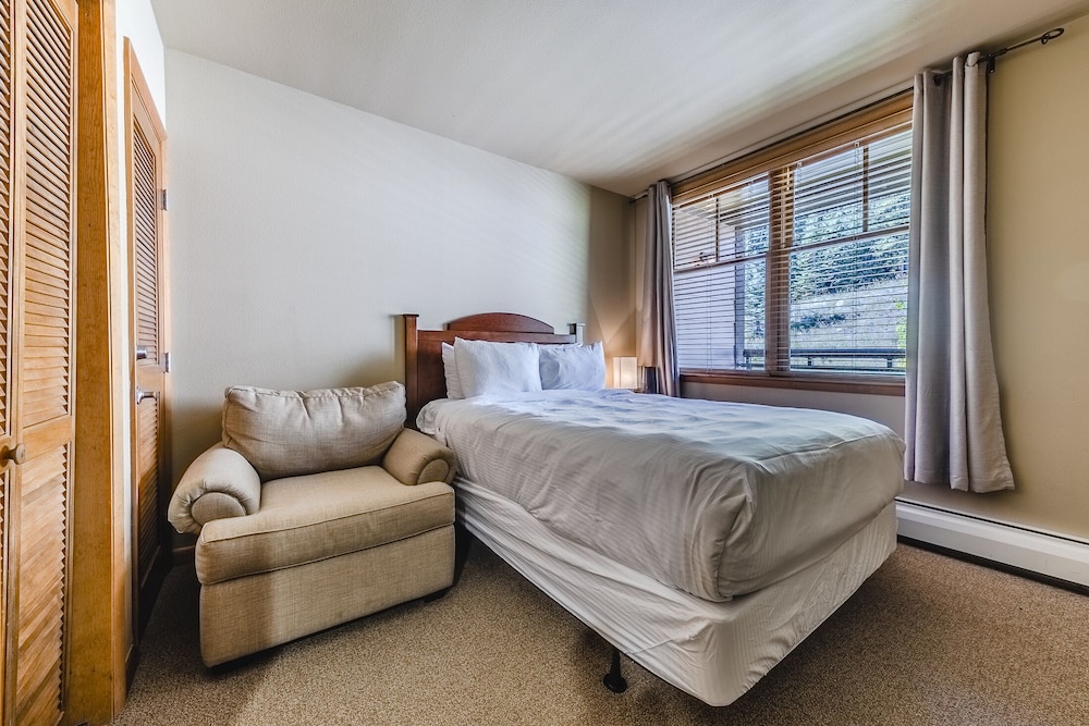Ski In Ski Out Slopeside Two Bedroom At The Zephyr Mountain Lodge. Sleeps 8 - Winter Park, CO