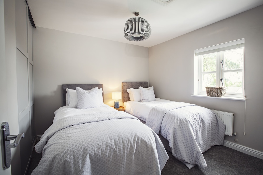 Larchfield Grange, Beautiful 4 Bedroom House With Stunning Mountain Views - 애버개브니