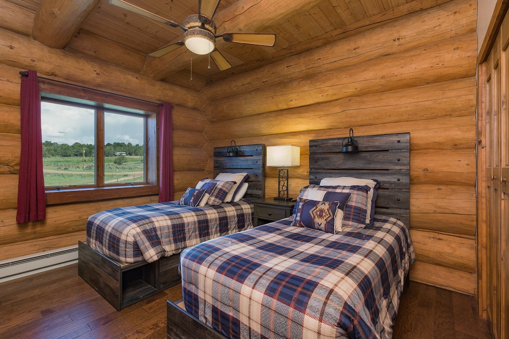 Pet Friendly Modern Cabin - 15 Minutes From Durango - Deck/fire Pit And Views - Bayfield, CO