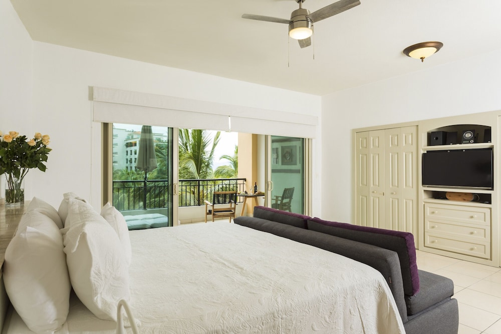 Perfect getaway for two! Wonderful & bright loft, spacious balcony overlooking the pool Beachfront resort - Nuevo Vallarta