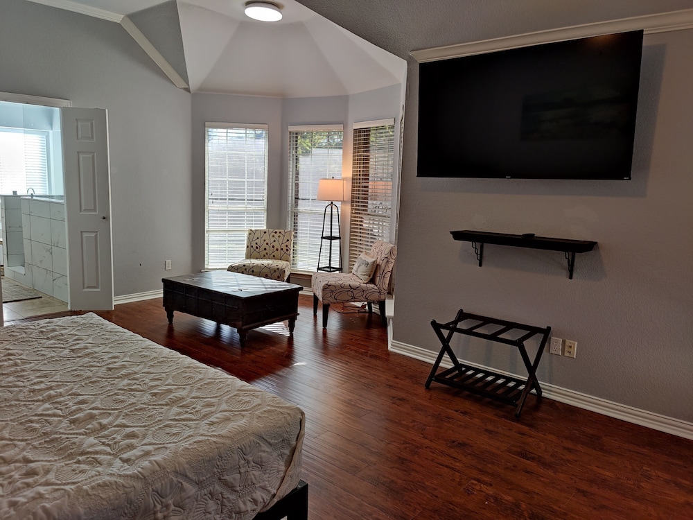 Master Suite With King Bed + Pro Range Top - Frisco, TX