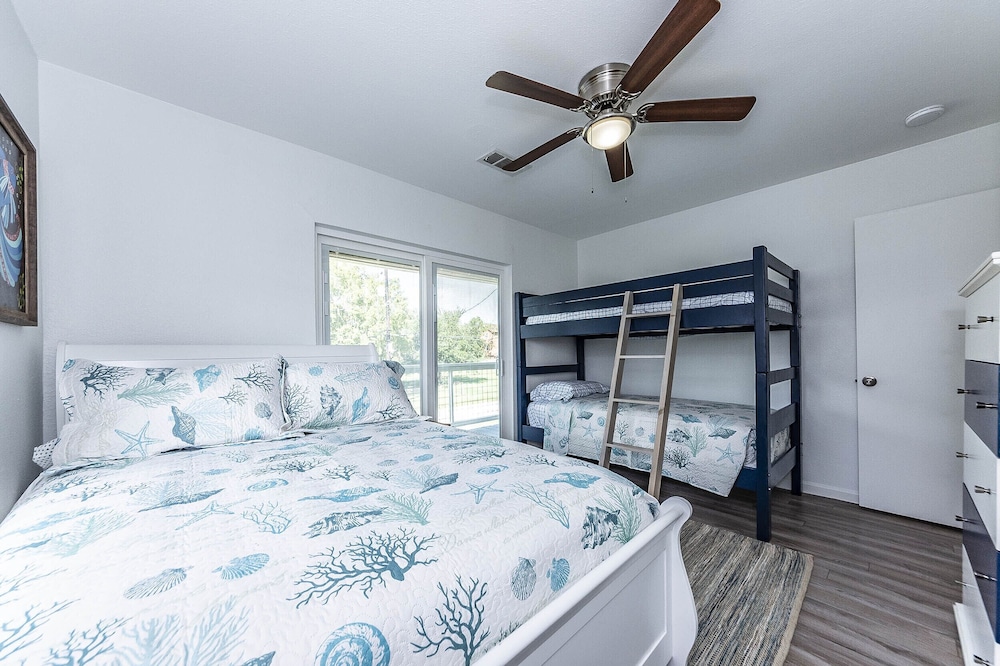 Looking For Family Retreat With Coastal-island  Vibes? Casa Verde Is For You - League City, TX