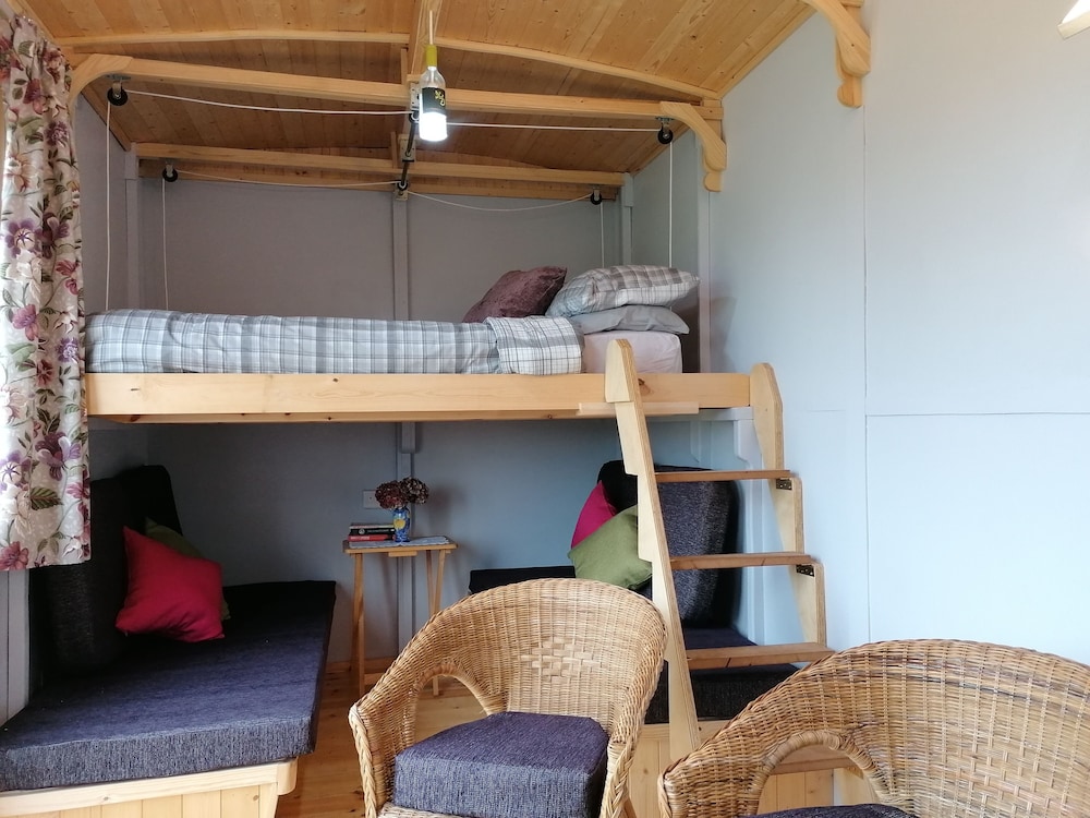 Shepherds Hut With Stunning Pembrokeshire Hill Views - Pays de Galles