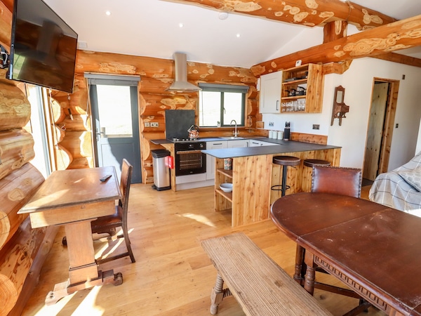 Cedar Cabin, Pet Friendly, With Hot Tub In Clifton Upon Teme - Worcestershire