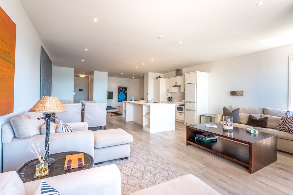 Sunshine On The Beach - The Sands Unit 10 - Sunshine On The Beach Is A Beautifully Appointed Two Bedroom Apartment Located At ‘The Sands’ Resort Right Next To Onetangi Beach On Waiheke Island. Sleeping A Maximum Of 4 Adults And 2 Children, This Is A - Auckland
