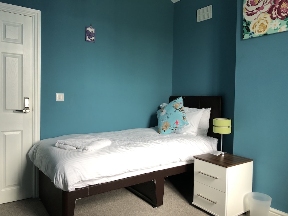 Ideal House For Small Groups - Sleeps Up To 7 - Crewe