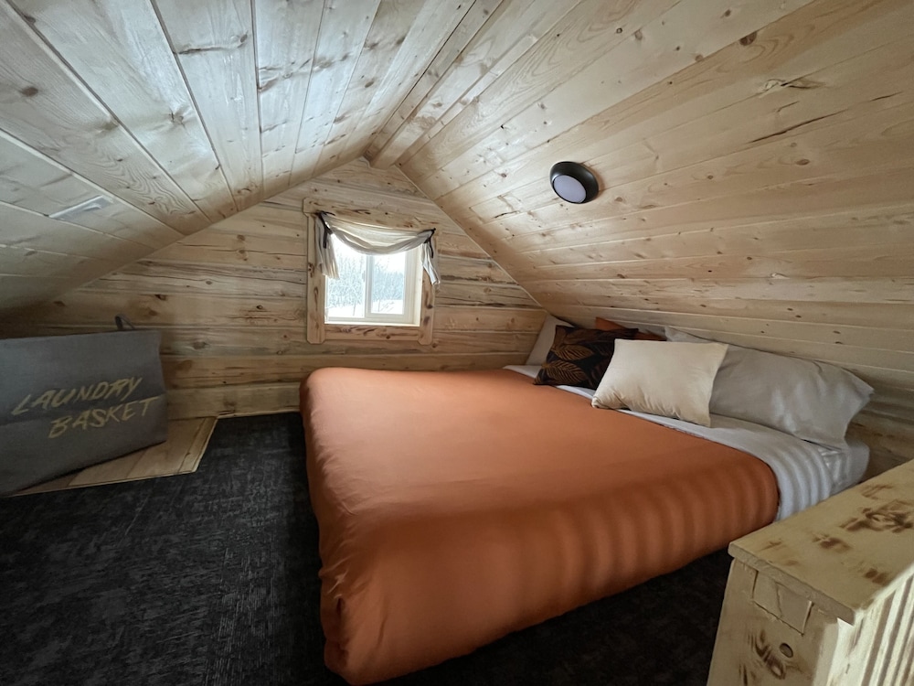 Whispering Winds Cabin - Cozy Double Loft Cabin - Westlock