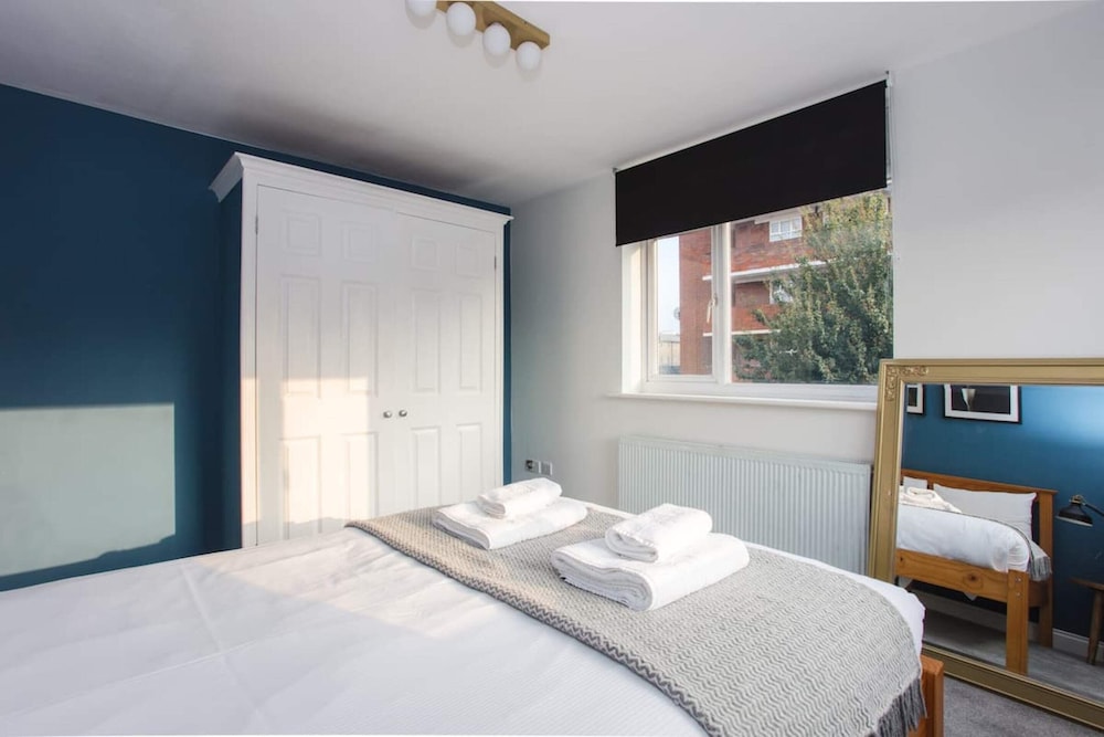 Lovely 2 Bedroom Flat Near Whitechapel Station - Queen Anne Court, University of Greenwich