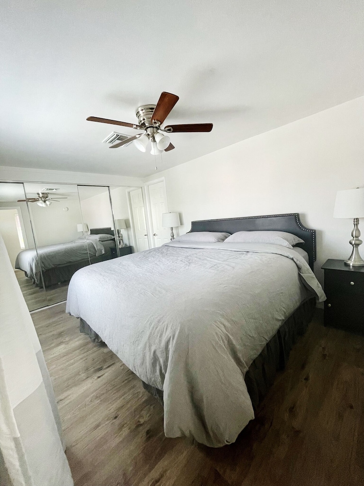 Beach Ave Escape Unit B - Just Steps From The Beach! - Largo, FL