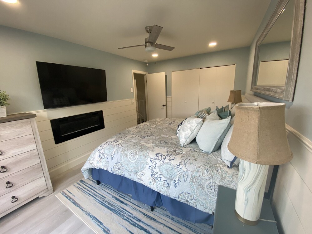 Newly Remodeled 3 Bedroom Townhouse Across From The Beach! - Del Mar, CA