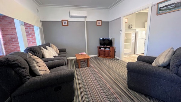 Cottage 1 at sussex house holiday park - City of Shoalhaven