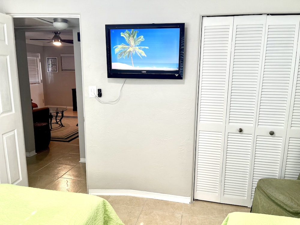Coconut Cabana House With Hot Tub Walking Distance To Beach!️ - Largo, FL