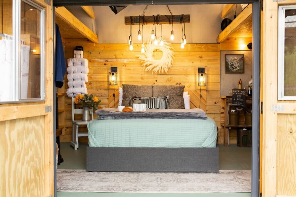 Meadow View · Romantic Glamping Stay W/barn, Outdoor Tub & Sauna - Tennessee
