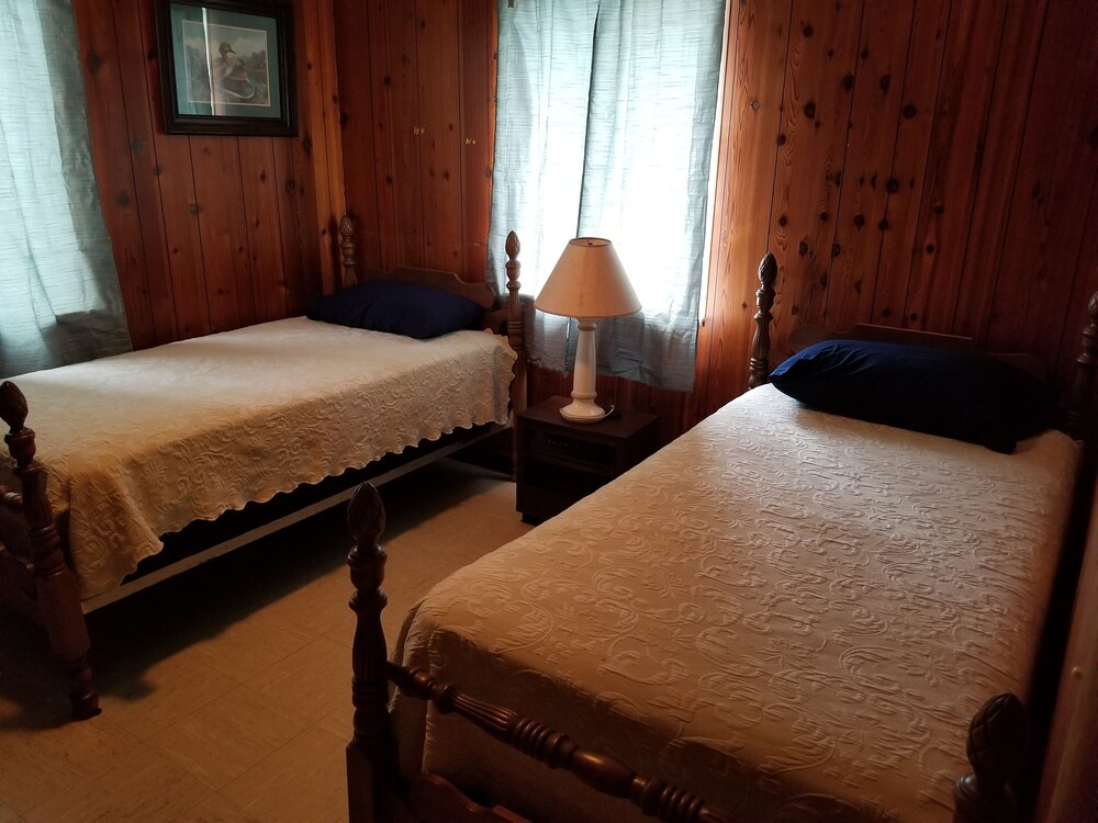 Quiet And Cozy Cabin With Full Kitchen And Two Bedrooms Adjoining Lake Barkley. - Lake Barkley