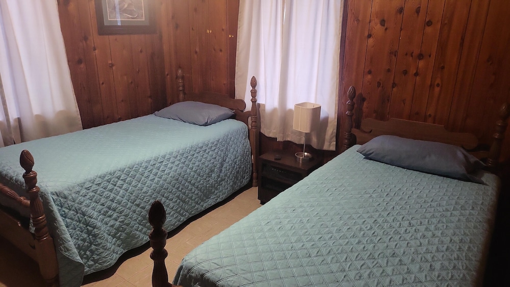Quiet And Cozy Cabin With Full Kitchen And Two Bedrooms Adjoining Lake Barkley. - Cádiz, KY