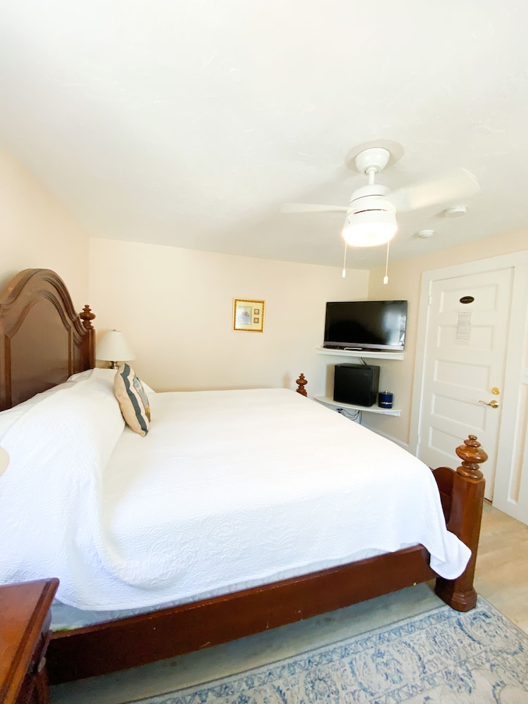 By The Sea Guests Bed And Breakfast And Suites - Elenis' Suite - Capo Cod, MA
