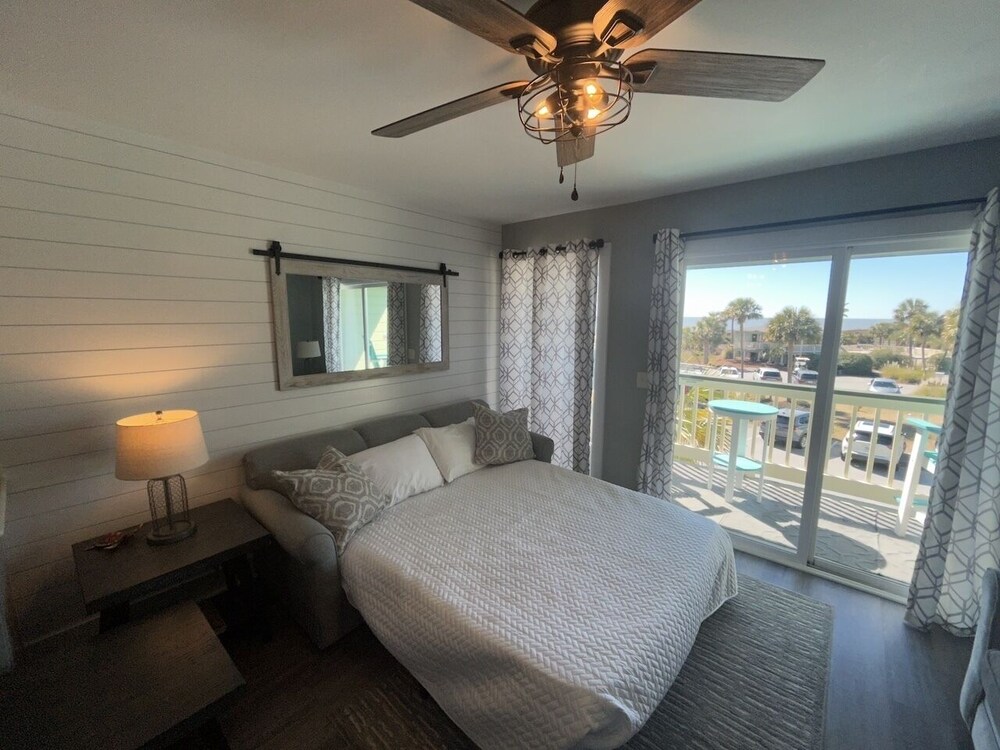 1 Bedroom, Private Pier, Pool, Balcony, Fast Wifi - Isle Of Palms Condo - Sullivan's Island, SC