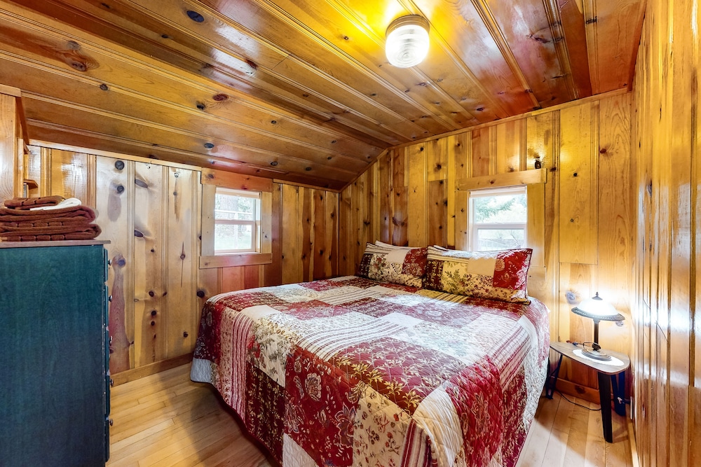 Classic Cabin W/ Gas Fireplace & Large Yard - Walk To The Lake, Dogs Welcome! - Joseph, OR