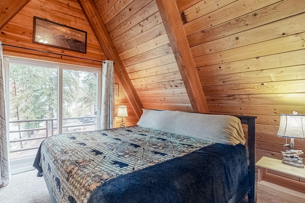 Beautiful Cabin Right On The Banks Of The Lake With Patio & Washer/dryer - Wallowa Lake, OR