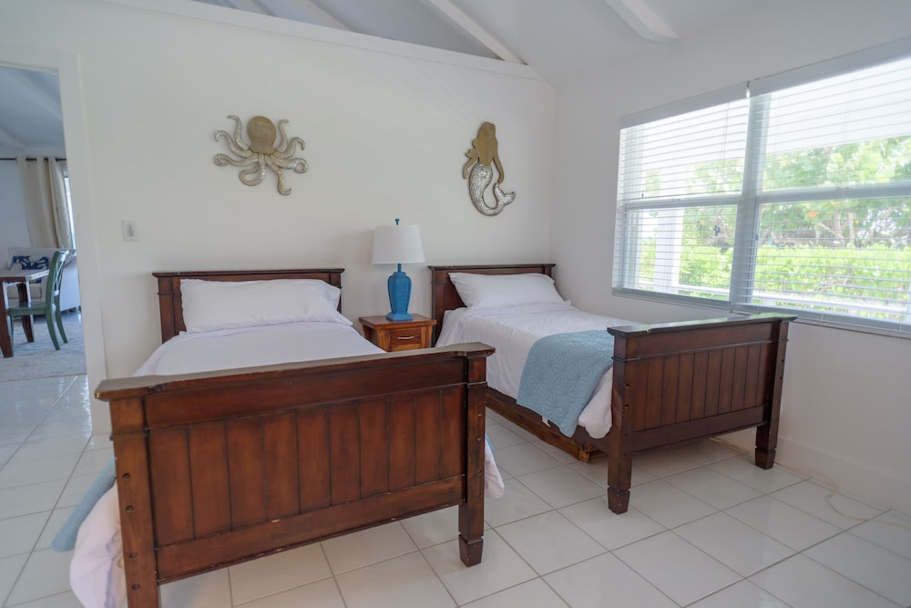 Private Oceanfront Single-level Home W/ Wrap-around Screened Porch. Ocean Views! - Cayman Islands
