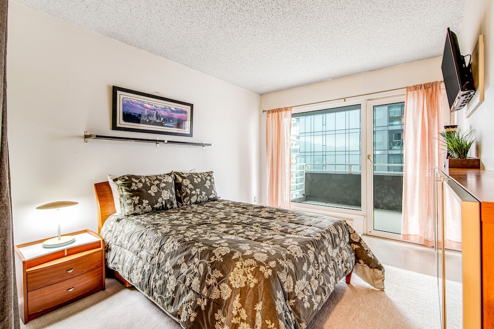 12th-floor Condo In Downtown Location With Private Balcony, City Views, & Pool - New Holly - Seattle