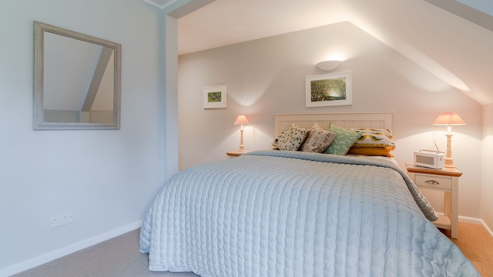 Mayfly Lodge - Sleeps 6 Guests  In 3 Bedrooms - Cirencester
