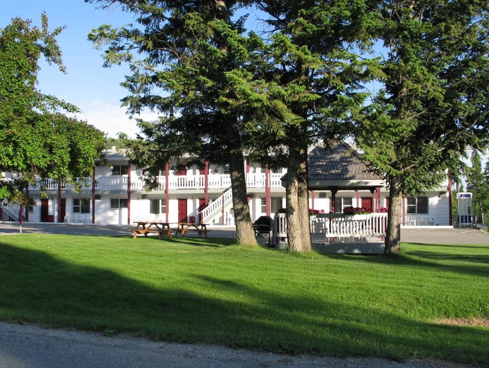 Charming And Very Clean Motel. 2 Bed Standard - Invermere