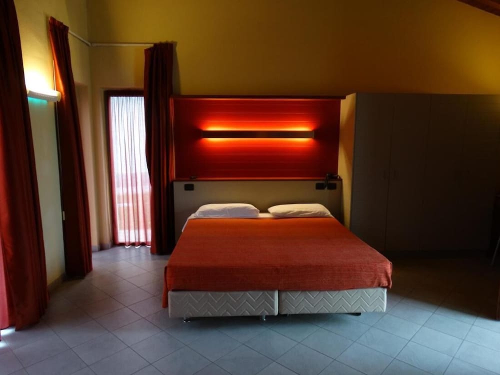 Room In Guest Room - Spacious Double Room In Alba - Ligurien