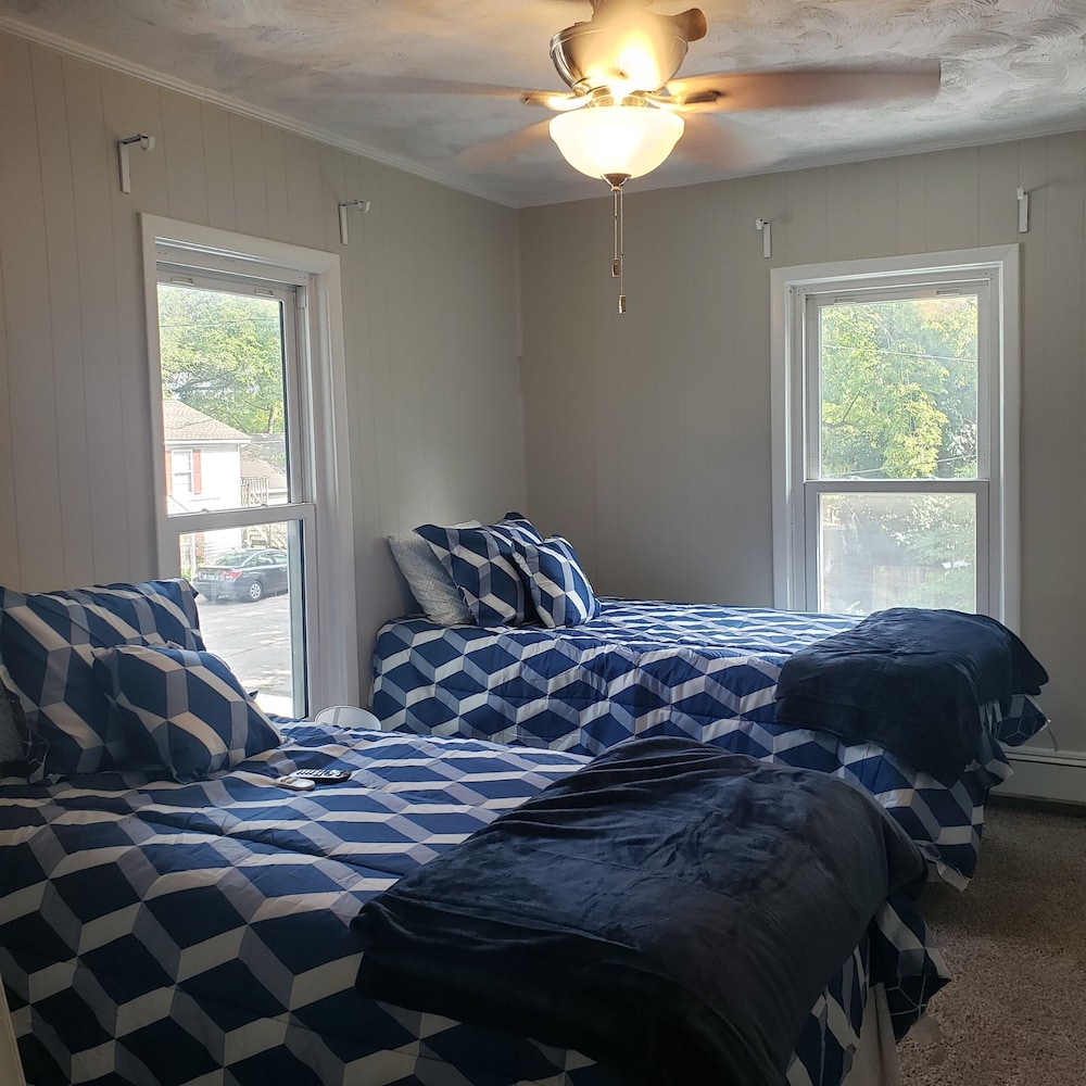 Nice Quiet And Safe Place To Stay You Will Enjoy,  Nice Enclosed Porch - Olathe, KS