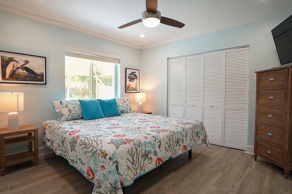 Beautiful Two Bed One Bath With Private Pool And Lanai 3/4 Mile From 5th Ave! - Vineyards, FL