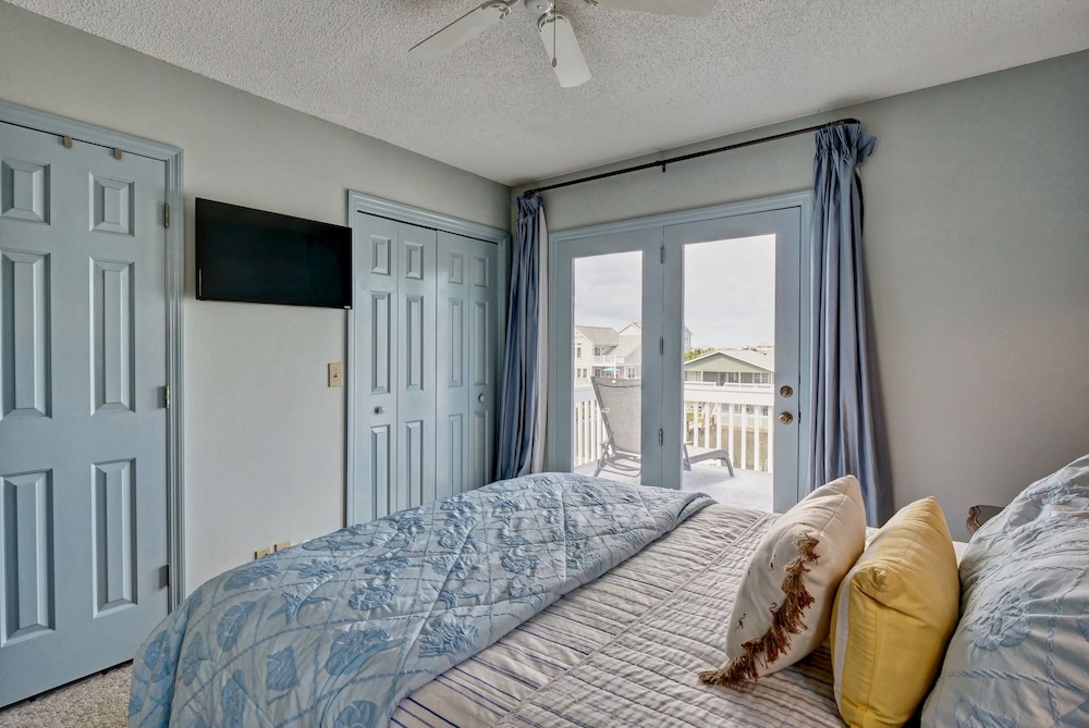 The Perfect Getaway! Dock, King Suite, Pet & Family Friendly - Holden Beach, NC